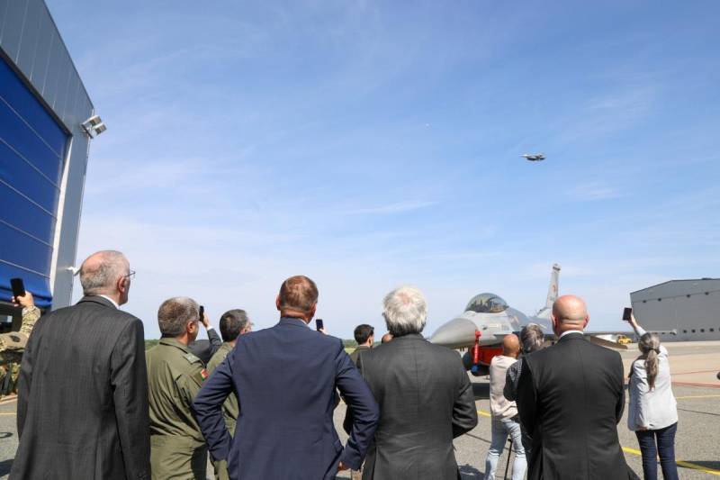 La Fuerza Aérea Portuguesa concluyó recientemente su despliegue en el marco de la misión de Vigilancia Aérea Reforzada (eAP) de la OTAN en la Base Aérea de Ämari, en Estonia, tras completar su contribución a la protección del espacio aéreo de la OTAN sobre la región del Báltico. Este despliegue marca una transición de la misión de Vigilancia Aérea de la OTAN a una función más amplia de defensa aérea, con el objetivo de ofrecer un enfoque más flexible dentro del marco de la Defensa Aérea y Antimisiles Integrada (IAMD) de la Alianza en el área de responsabilidad de la OTAN. Foto cortesía de la Fuerza Aérea Portuguesa.