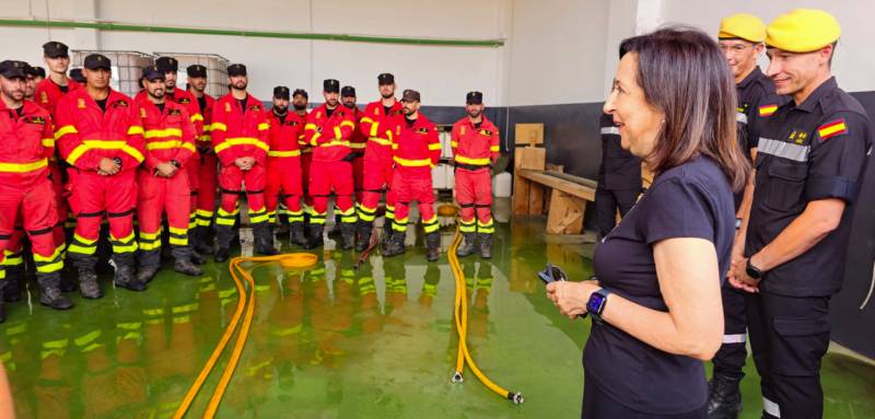 Robles visita el Cuarto Batallón de Intervención en Emergencias (BIEM IV) en la Base Aérea de Zaragoza. Foto: UME