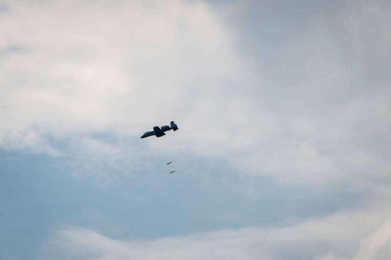 Un A-10C Thunderbolt II de la Fuerza Aérea de EE. UU. lanza municiones de entrenamiento durante un ejercicio de apoyo aéreo cercano en la Base Aérea Moody, Georgia, el 29 de julio de 2026. Los controladores conjuntos de ataque terminal de la Fuerza Aérea de EE. UU. y de la Fuerza Aérea Real del Reino Unido dirigieron ataques aéreos simulados como parte de un entrenamiento bilateral diseñado para fortalecer la interoperabilidad. (Foto de la Fuerza Aérea de EE. UU. tomada por el aviador Jason Delgado)