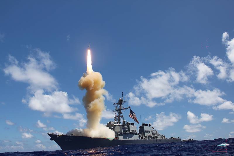 Un misil Standard Missile-3 (SM-3) es lanzado durante un ejercicio de prueba marítimo. (Foto de la Armada de los EE. UU.)