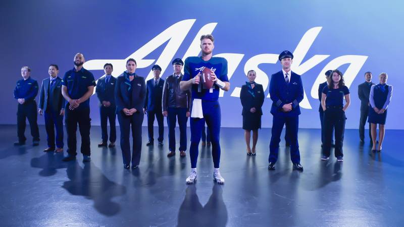 Alaska Airlines se une al mariscal de campo de Seattle y campeón mundial Sam Darnold para lanzar una alianza de varios años que celebra a Seattle, a los clientes leales de Alaska y su creciente red global ©Alaska Airlines