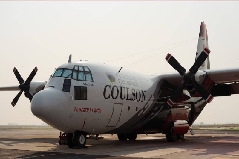 El C-130H de Coulson Aviation es el primer avión cisterna de gran tamaño contratado por el recién creado Servicio de Incendios Forestales de EE. UU. El avión cisterna 138 está equipado con el sistema de descarga de retardante RADS-XXL, de diseño propio de Coulson, y tiene una capacidad de 4,000 galones estadounidenses. Imagen: Coulson Aviation