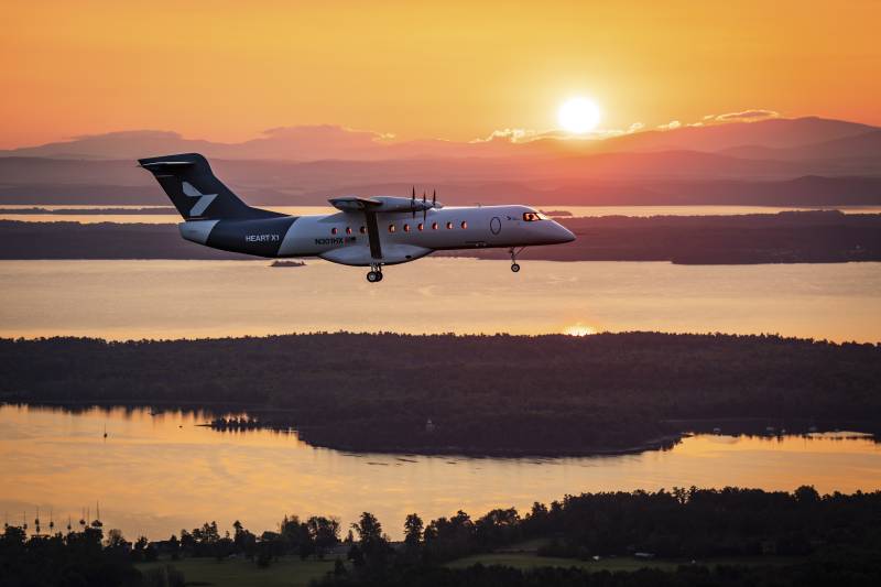 El avión de demostración X1 de Heart Aerospace vuela hacia el sol naciente sobre el valle de Champlain, en el norte del estado de Nueva York, durante su primer vuelo. (Foto: Heart Aerospace)