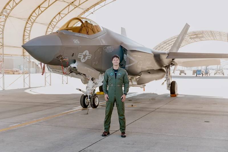 El teniente Woods con un F-35C del VFA-125 ©Crown copyright/RAF