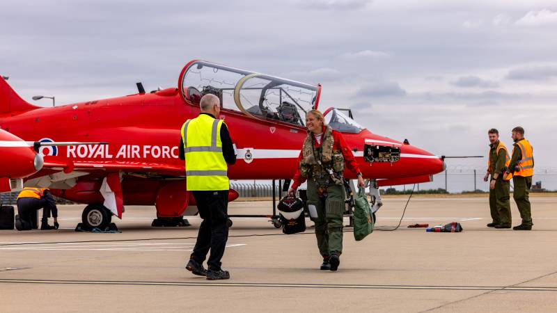 El comandante de escuadrón Nash es recibido por el personal de tierra a su regreso a la base de la RAF en Waddington. ©RAF