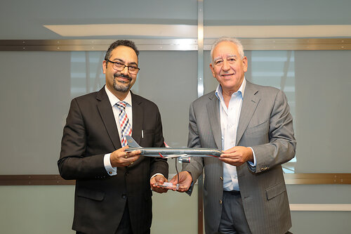 (De izquierda a derecha) Sandesh Bilagi, director ejecutivo de Ramco Systems, y Samer Majali, vicepresidente y director ejecutivo de Royal Jordanian Airlines, durante la ceremonia de firma celebrada en las oficinas de Royal Jordanian Airlines en Amán. Imagen: Ramco Systems