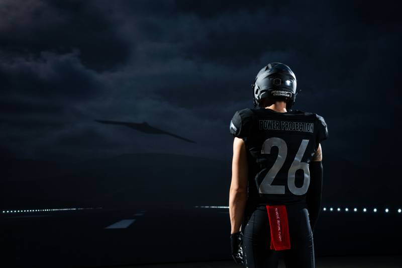 Northrop Grumman y la Academia de la Fuerza Aérea de los Estados Unidos presentan los uniformes inspirados en el B-21 Raider para la serie «Air Power Legacy» de 2026. Crédito de la foto: Northrop Grumman