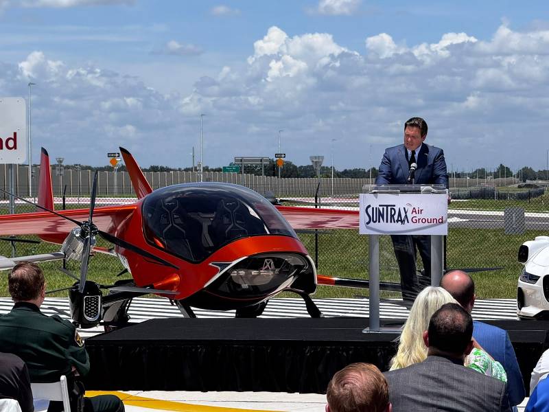 El gobernador de Florida, Ron DeSantis, habla junto al AIR ONE en SunTrax, en Auburndale, Florida. Imagen: AIR