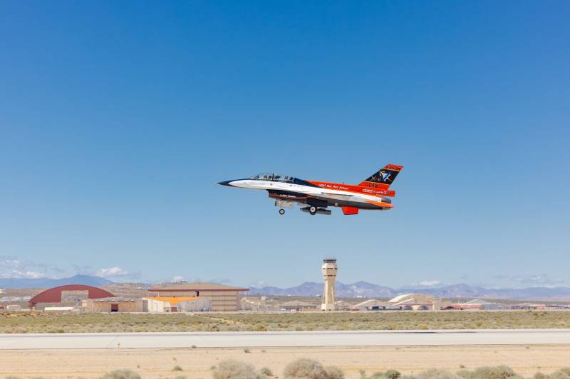 El X-62A VISTA despega para realizar una prueba de vuelo de inteligencia artificial en la Base Aérea Edwards, en California, con el Legion Pod ® instalado. Foto de la Fuerza Aérea de EE. UU.
