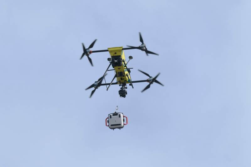 El dron vuela de manera autónoma hasta el lugar de la emergencia y entrega el desfibrilador externo automático (DEA) bajándolo con un cabrestante desde una altura de aproximadamente 30 metros. En casos de sospecha de paro cardíaco, el dron se envía automáticamente al mismo tiempo que la ambulancia. Foto: Everdrone AB