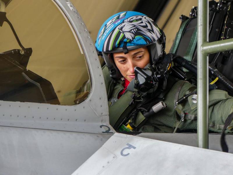 Con el fin de garantizar la protección ininterrumpida del espacio aéreo de la OTAN, el destacamento de la Fuerza Aérea Italiana traspasará ahora sus responsabilidades al nuevo destacamento del Ejército del Aire y del y Espacio de España, que llevará a cabo su misión de defensa aérea desde la Base Aérea Mihail Kogălniceanu, en Rumania. Este despliegue marca un cambio de la misión de patrullaje aéreo de la OTAN a una función de defensa aérea más amplia, con el objetivo de ofrecer un enfoque más flexible en el marco de la Defensa Aérea y Antimisiles Integrada (IAMD) de la alianza dentro del área de responsabilidad de la OTAN. Foto cortesía de la Fuerza Aérea Italiana.