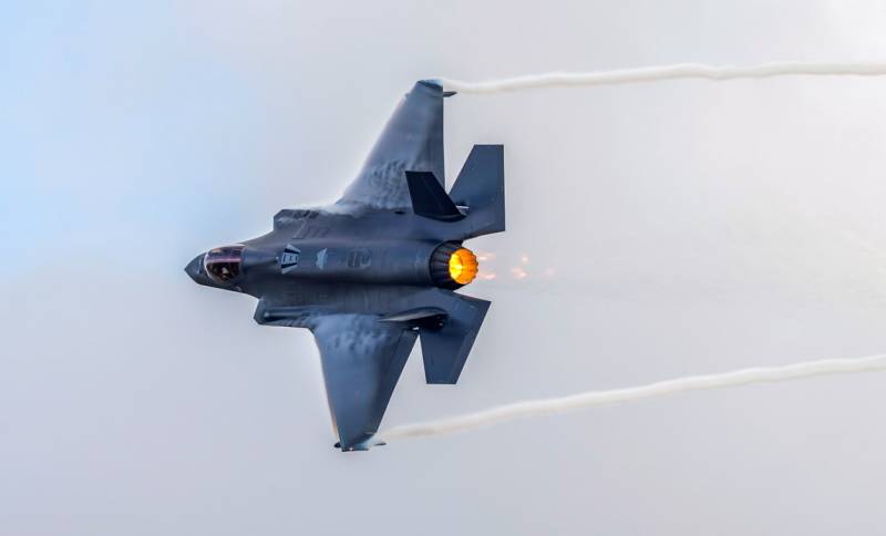 Un avión de combate F-35 danés durante un entrenamiento con munición real en el campo de maniobras de Oksbøl. Foto: Servicio de Fotografía de la Fuerza Aérea de Dinamarca.