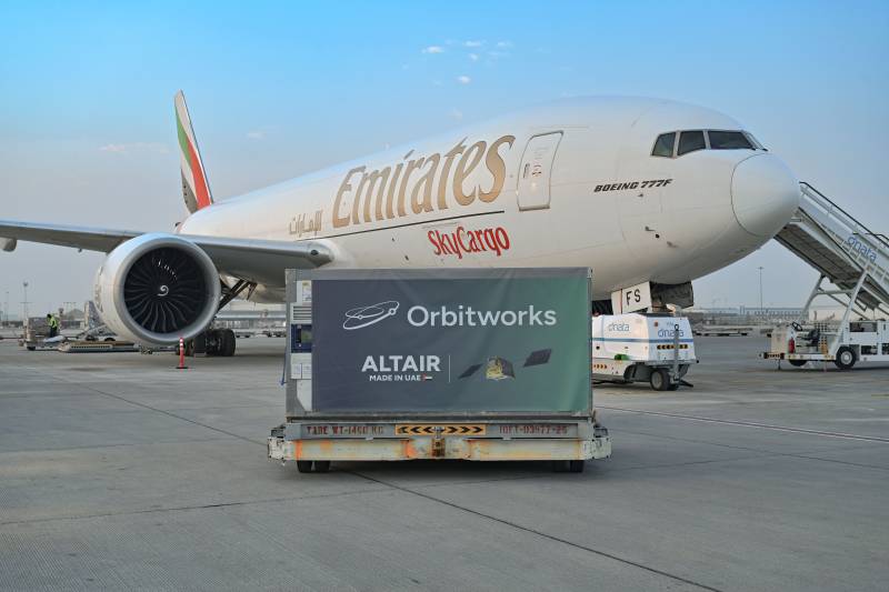 Emirates SkyCargo transporta el Altair 1, el primer satélite comercial de observación de la Tierra con inteligencia artificial fabricado en los Emiratos Árabes Unidos ©Emirates