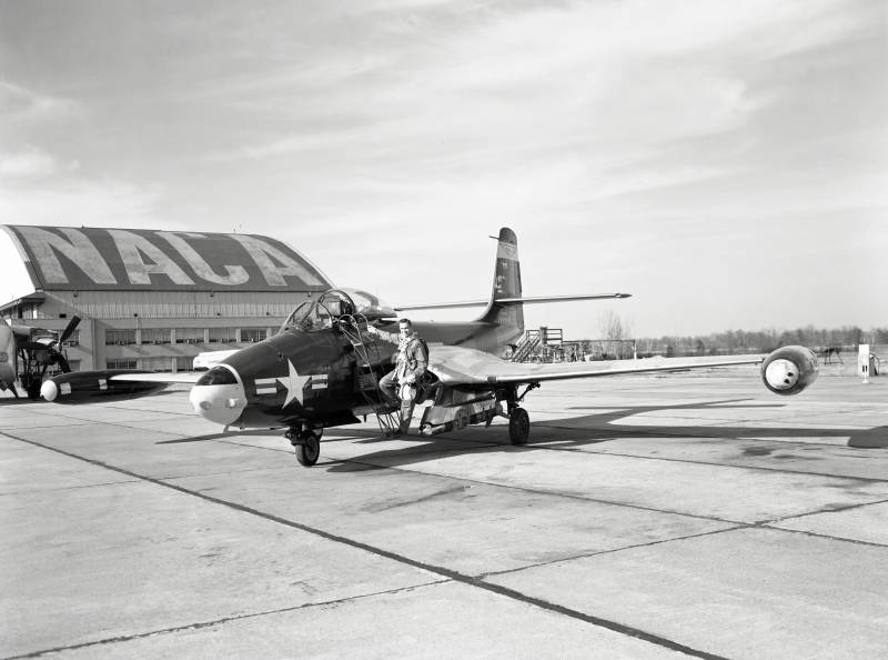 William «Bill» Swann, uno de los pilotos de la primera generación del Laboratorio de Investigación de Propulsión de Vuelo del Comité Consultivo Nacional de Aeronáutica (predecesor del Centro de Investigación Glenn de la NASA en Cleveland), se prepara para subir a bordo de un avión McDonnell F2H-2B el 6 de noviembre de 1956. Crédito: NASA