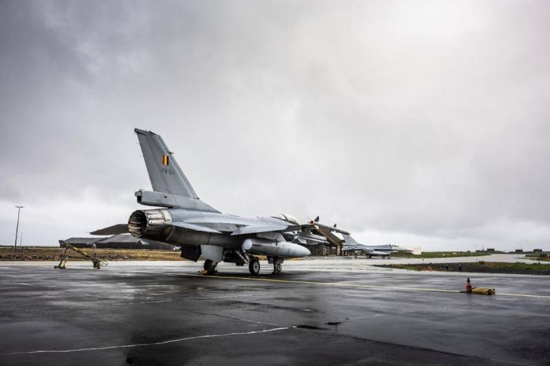 Un F-16 belga rueda por la pista en la Base Aérea de Keflavik, en Reikiavik, Islandia, el 7 de agosto de 2026, como parte de la asunción por parte de Bélgica de la misión de defensa aérea de la OTAN en el Ártico. El destacamento belga incluye personal desplegado y aviones F-16 Fighting Falcon, lo que marca el nuevo enfoque unificado del Comando Aéreo Aliado de la OTAN en materia de defensa aérea. Foto cortesía de la Fuerza Aérea Belga.