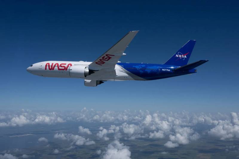 El Boeing 777 de la NASA regresa al Centro de Investigación Langley de la agencia tras recibir una nueva pintura. NASA/James Blair