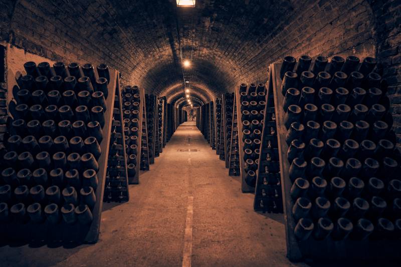 La imagen muestra las bodegas de Moët & Chandon en la región de Champaña, en Francia. ©Emirates