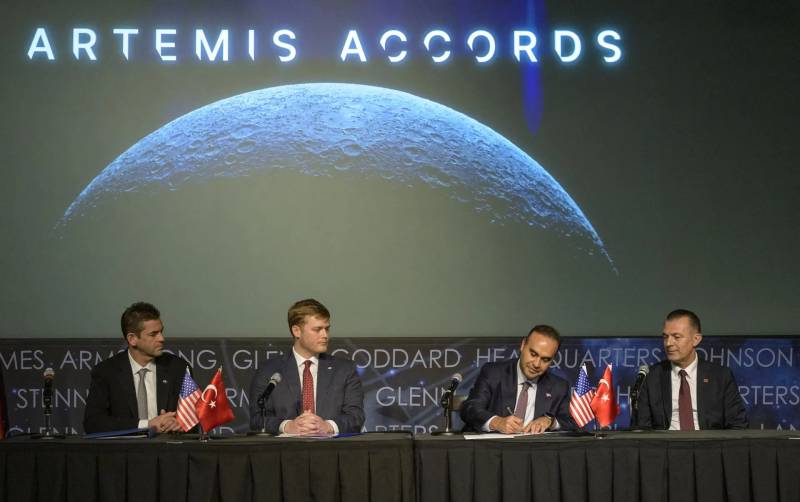 El ministro de Industria y Tecnología de Turquía, Mehmet Fatih Kacır, tercero desde la izquierda, firma los Acuerdos Artemis en nombre de la República de Turquía mientras el administrador de la NASA, Jared Isaacman, a la izquierda; el subsecretario adjunto de Estado de EE. UU. para el Espacio y el Medio Ambiente, Connor Tomlinson; y el presidente de la Agencia Espacial Turca, Yusuf Kıraç, a la derecha, observan la escena, el lunes 31 de agosto de 2026, en el edificio de la sede de la NASA Mary W. Jackson, en Washington. ©NASA/Bill Ingalls