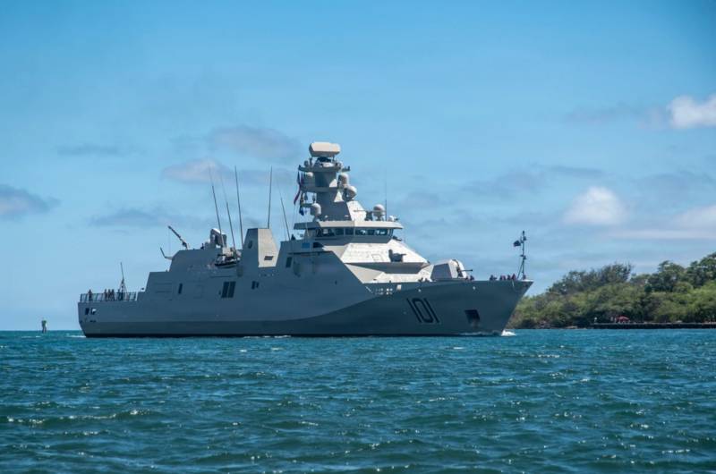 La fragata de clase Reformador de la Armada de México, ARM Juárez (POLA 101), regresa a la Base Conjunta Pearl Harbor-Hickam para participar en los eventos finales del ejercicio Rim of the Pacific 2026, el 29 de julio de 2026. Treinta naciones, 30 buques, cinco submarinos, 15 fuerzas terrestres nacionales, más de 190 aeronaves y más de 30 000 efectivos participan en el RIMPAC en las islas de Hawái y sus alrededores, del 24 de junio al 31 de julio. El RIMPAC, el ejercicio marítimo internacional más grande del mundo, ofrece una oportunidad única de entrenamiento al tiempo que fomenta y mantiene relaciones de cooperación entre los participantes, fundamentales para garantizar la seguridad de las rutas marítimas y la seguridad en los océanos del mundo. El RIMPAC 2026 es el trigésimo ejercicio de la serie que comenzó en 1971. (Foto de la Armada de EE. UU. tomada por la especialista en comunicación de masas de segunda clase Analice Baker)