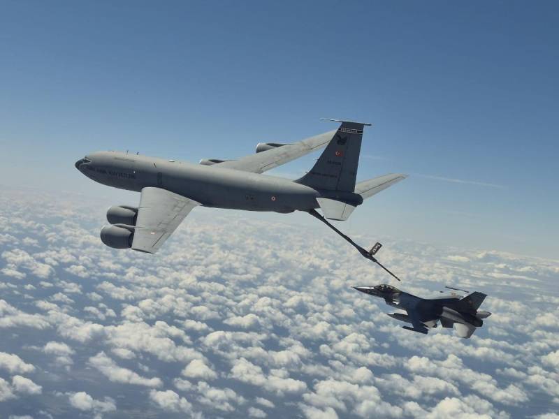 Un avión cisterna turco reabastece a un F-16 Fighting Falcon rumano durante el despliegue rumano en la base aérea de Šiauliai, en Lituania. La Fuerza Aérea Rumana concluyó recientemente su despliegue en el marco del programa de Vigilancia Aérea Reforzada (eAP) de la OTAN, encargado de proteger el espacio aéreo de la OTAN sobre la región del Báltico. Foto cortesía de la Fuerza Aérea Rumana.