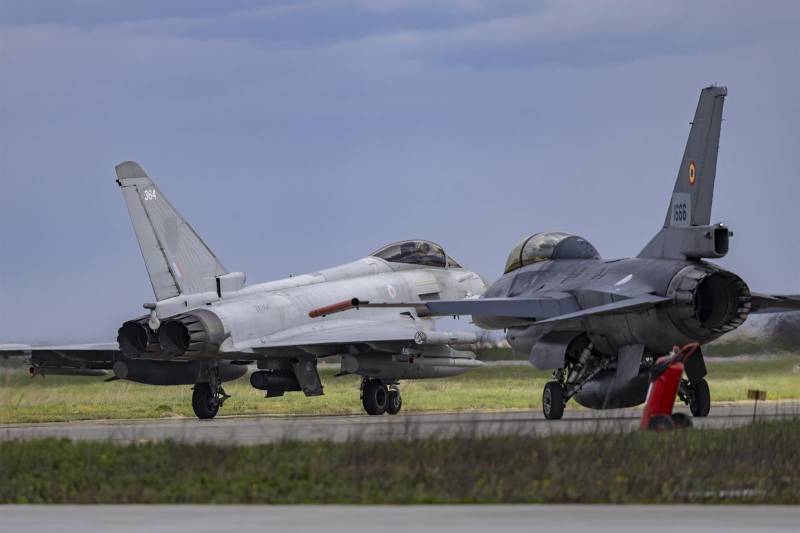 Los Eurofighter Typhoon de la Fuerza Aérea Real del Reino Unido ruedan por la pista de la Base Aérea de Borcea, en Rumania. La Fuerza Aérea Real del Reino Unido ha concluido su despliegue de vigilancia aérea reforzada (eAP) de la OTAN, encargado de proteger el espacio aéreo de la Alianza en el flanco sureste. Foto cortesía de la Fuerza Aérea Real del Reino Unido.