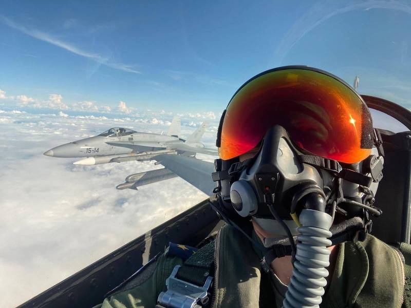 Un piloto español vuela junto a otro EF-18M durante un vuelo de familiarización con la Fuerza Aérea Turca, el 27 de agosto. La actividad reunió a equipos de tierra estonios, aviones EF-18M españoles y F-16 turcos, lo que permitió al personal de los tres aliados intercambiar procedimientos y alcanzar un entendimiento común de las operaciones en Ämari. Foto cortesía del Ejercito del Aire y del espacio de España