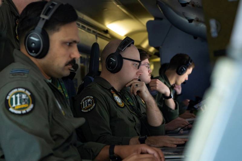 La tripulación de la Real Fuerza Aérea Australiana a bordo del P-8A Poseidón durante la Operación ARGOS 2025. ©Departamento de Defensa de Australia