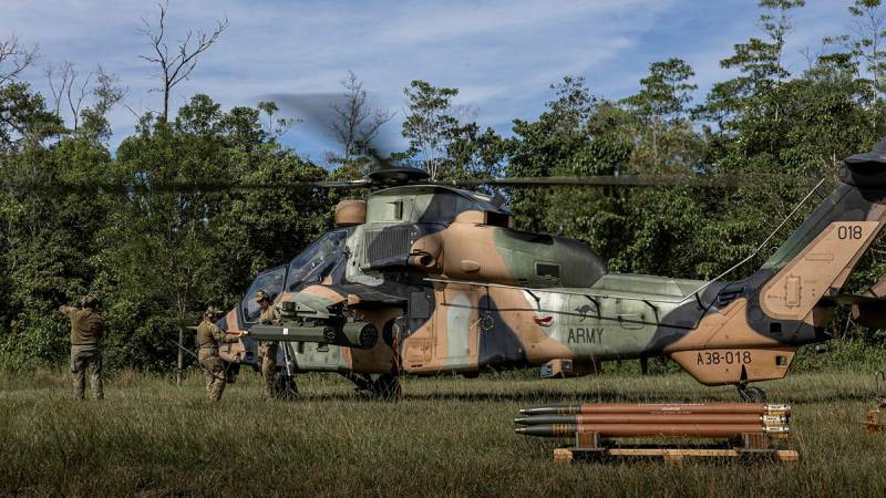 Soldados del Ejército australiano cargan municiones en un helicóptero de reconocimiento armado (ARH) Tiger durante el ejercicio «Keris Strike 26» en Sabah, Malasia. ©Departamento de Defensa de Australia