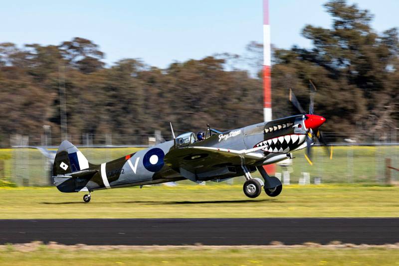 Los pilotos de la Fuerza Aérea Real Australiana, el teniente de vuelo Lars Larson y el teniente de vuelo Luke Kempton, del Escuadrón N.º 100, obtienen su certificación para pilotar el Spitfire Mk VIII en el Museo de Aviación de Temora, Nueva Gales del Sur. Los pilotos de la Fuerza Aérea Real Australiana, el teniente de vuelo Lars Larson y el teniente de vuelo Luke Kempton, del Escuadrón N.º 100, obtienen su certificación para pilotar el Spitfire Mk VIII en el Museo de Aviación de Temora, Nueva Gales del Sur. ©Australian Department of Defence / Commonwealth of Australia