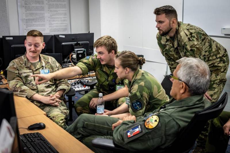 El Comando Aéreo Aliado de la OTAN (AIRCOM) organizó en 2026 la segunda edición del Curso de Designación de Objetivos Aplicada para el Componente Aéreo de las Fuerzas Conjuntas (JATC), de dos semanas de duración. El curso se centra en los procesos de designación de objetivos de la OTAN en situaciones de crisis y conflicto, y está diseñado para fortalecer las habilidades necesarias para brindar apoyo en la designación de objetivos dentro de un Componente Aéreo de las Fuerzas Conjuntas (JFAC). Foto de OR-9 Fanny Chesiere, Comando Aéreo Aliado de la OTAN.