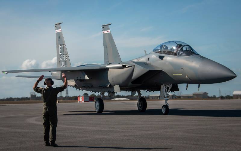 Un F-15EX Eagle II llega a la Base Aérea de Eglin, en Florida, el 11 de marzo de 2021. El Departamento de la Fuerza Aérea adjudicó a Boeing un contrato por 22 aeronaves F-15EX en el marco del Lote 7, lo que permite conservar los fondos de reconciliación del Congreso y mantener la producción de cazas a corto plazo. Los negociadores del programa lograron superar con éxito la inflación y las interrupciones de producción anteriores para mantener la compra completa de 22 aeronaves antes de la fecha límite del cierre del año fiscal. Esta adquisición garantiza la continuidad en la modernización de la flota de aviones de combate para reemplazar los modelos F-15C/D, que están quedando obsoletos, por otros con capacidades digitales avanzadas. (Foto de la Fuerza Aérea de EE. UU. por Samuel King Jr.)