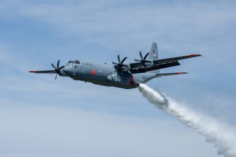 Un C-130 (MAFFS 4) del Ala de Transporte Aéreo n.º 146 de la Guardia Nacional Aérea de California realiza un lanzamiento de agua el 24 de abril de 2025, durante el entrenamiento de primavera de 2025 del Sistema Modular de Combate de Incendios Aéreo (MAFFS), llevado a cabo en la Base de la Guardia Nacional Aérea de las Islas del Canal, en Port Hueneme, California. Esta parte del entrenamiento se llevó a cabo en el Bosque Nacional de Ángeles, cerca de Green Valley, California, del 21 al 27 de abril de 2025. El entrenamiento incluyó sesiones teóricas, operaciones de vuelo y en tierra para las tripulaciones de la Fuerza Aérea, pilotos civiles de aviones de guía y personal de apoyo del Servicio Forestal del Departamento de Agricultura de EE. UU., otras agencias federales y CAL FIRE. La Primera Fuerza Aérea (Fuerzas Aéreas del Norte), el componente aéreo del Comando del Norte de EE. UU., es la unidad operativa principal del Departamento de Guerra para la respuesta militar aérea en la lucha contra incendios forestales. Foto de la sargento mayor Paula Macomber.