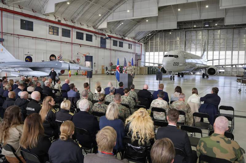 El general estadounidense Alexus G. Grynkewich, comandante supremo aliado de la OTAN en Europa (SACEUR), pronuncia unas palabras durante la ceremonia de apertura del ejercicio Northern Viking 26 en la base aérea de Keflavik, Islandia, el 18 de agosto de 2026, con los F-16 belgas —actualmente desplegados en Islandia para la misión de defensa aérea de la OTAN— como telón de fondo. El ejercicio fortalece la interoperabilidad y la preparación de las fuerzas entre Estados Unidos, Islandia y las naciones aliadas. Foto cortesía del Departamento de Guerra de Estados Unidos