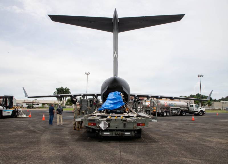 Miembros de la Fuerza Aérea de EE. UU. pertenecientes al 21.º Escuadrón de Transporte Aéreo y al 621.º Ala de Respuesta a Contingencias, asignados a la Base Aérea Travis, en California, junto con socios panameños, se preparan para cargar un irradiador en un C-17 Globemaster III en Panamá Pacífico, Panamá, el 23 de agosto de 2026. El irradiador de tecnología de insectos estériles se transporta a Estados Unidos para apoyar los esfuerzos destinados a proteger al ganado, la agricultura y las comunidades de los impactos del gusano barrenador del mundo nuevo. (Foto del Ejército de EE. UU. tomada por la soldado de primera clase Carolyn Dodge)