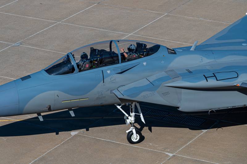 Un F-15EX Eagle II de la Fuerza Aérea de EE. UU., destinado a la Base Aérea de Kadena, en Japón, rueda por las pistas de las instalaciones de Boeing en San Luis, el 28 de agosto de 2026, antes de partir hacia la Base de la Guardia Nacional Aérea de Portland, en Oregón. Este hito acerca un paso más a la 18.ª Ala al estacionamiento permanente en Kadena de la versión más avanzada de la plataforma Eagle de la Fuerza Aérea. (Foto de la Fuerza Aérea de EE. UU. tomada por la aviadora superior Melany Bermúdez)