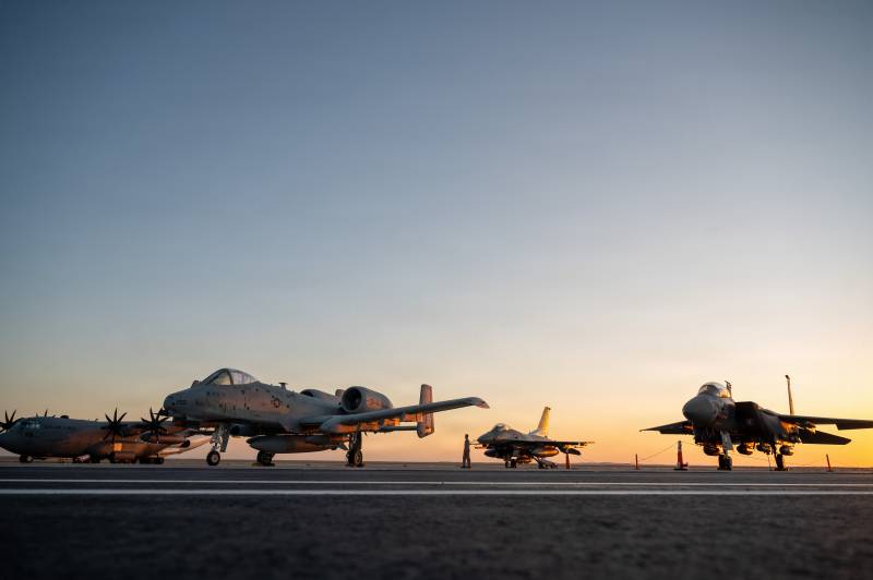 Un C-130J Super Hércules, un A-10 Thunderbolt II, un F-16 Fighting Falcon y un F-15E Strike Eagle de la Fuerza Aérea de los Estados Unidos se exhiben en exposición estática durante el Salón Aeronáutico Internacional de El Alamein 2026, en el Aeropuerto de El Alamein, Egipto, el 5 de septiembre de 2026. El Salón Aeronáutico Internacional de El Alamein ofrece una plataforma para destacar tecnologías avanzadas, debatir sobre retos y oportunidades, y armonizar capacidades con más de 80 países participantes. (Foto de la Fuerza Aérea de EE. UU. tomada por el sargento de personal Christopher Tam)