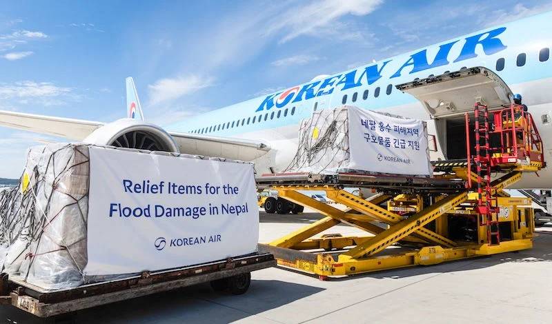 Suministros de ayuda de emergencia del Grupo Hanjin con destino a Katmandú en el vuelo KE695 de Korean Air ©Korean Air
