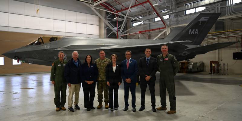 De izquierda a derecha: el general Steven Nordhaus, de la Fuerza Aérea de los Estados Unidos, jefe de Estado Mayor de la Oficina de la Guardia Nacional; el senador Richard Neal, senador por el Estado de Massachusetts; Kim Driscoll, vicegobernadora del Estado de Massachusetts; el general de división Gary W. Keefe, de la Fuerza Aérea de los Estados Unidos, ayudante general de la Guardia Nacional de Massachusetts; la honorable Maura Healy, gobernadora del Estado de Massachusetts, Michael McCabe, alcalde de la ciudad de Westfield; el mayor del Ejército de los EE. UU. John Velis, senador de Massachusetts por los distritos de Hampden y Hampshire; y el coronel de la Fuerza Aérea de los EE. UU. Michael «Shot» Glass, comandante del 104.º Ala de Caza, posan para una foto grupal frente a un avión de combate polivalente F-35A Lightning II durante una ceremonia en la Base de la Guardia Nacional Aérea de Barnes, en Westfield, Massachusetts, el 13 de septiembre de 2026. La llegada oficial del F-35 a Barnes marca la culminación de una década de esfuerzos, que incluyen el trabajo de funcionarios militares, legisladores estatales de Massachusetts, comités del Congreso y socios cívicos locales. La nueva misión del 104.º Ala, consistente en proporcionar poder aéreo letal y listo para el combate a los comandantes de combate en cualquier momento y en cualquier lugar, da continuidad al legado de la Guardia Nacional, formada por primera vez en Massachusetts hace más de 250 años: siempre lista y con la espada en la mano. (Foto de la Guardia Aérea Nacional de EE. UU. tomada por la aviadora de primera clase Ellen Ozkaptan)