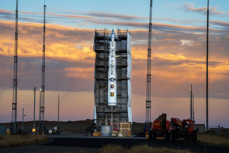 Un misil balístico intercontinental LGM-35A Sentinel inerte instalado en una plataforma de pruebas en la Base de la Fuerza Espacial de Vandenberg, California. La prueba de integración vertical, denominada «Pathfinder», demostró la madurez del diseño del misil y verificó que todos los subsistemas críticos están en camino de cumplir con los plazos para las pruebas de vuelo iniciales en 2027. (Foto cortesía de Northrop Grumman)