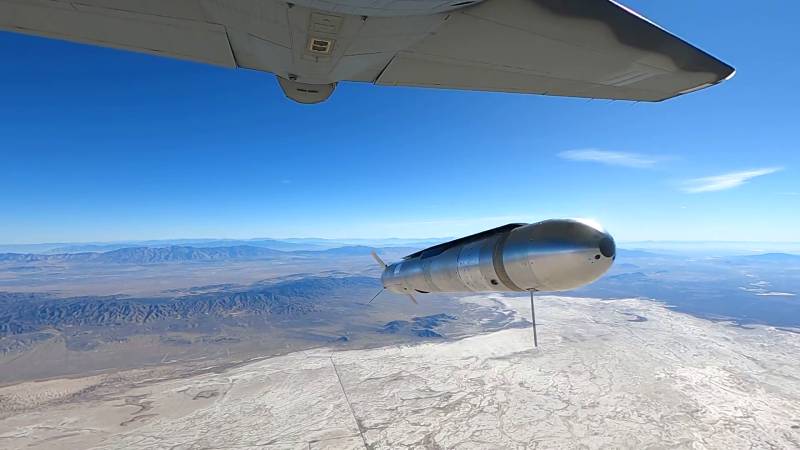 Se lanza un misil de crucero pequeño AGM-190A Havoc Spear desde una aeronave del Comando de Operaciones Especiales de la Fuerza Aérea (AFSOC) durante una evaluación de prueba. El Havoc Spear es un misil de crucero pequeño, de diseño modular y adaptable a diversas misiones, que puede fabricarse rápidamente a un costo relativamente bajo. Durante una evaluación de combate en la primavera de 2026, las capacidades del nuevo misil demostraron ser precisas y efectivas cuando se empleó desde una plataforma del AFSOC en una configuración de prueba, cumpliendo así con los requisitos del AFSOC para un misil de crucero pequeño. (Foto cortesía)