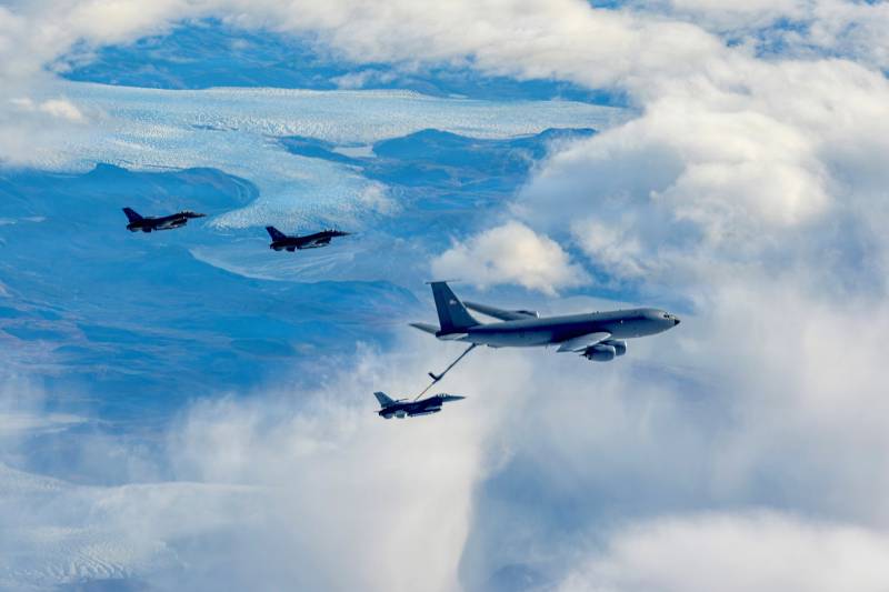 Un avión F-16 Fighting Falcon de la Fuerza Aérea de los Estados Unidos y un KC-135 Stratotanker vuelan en formación mientras realizan un reabastecimiento aéreo como parte de la Operación Arctic Vanguard sobre Groenlandia, el 16 de septiembre de 2026. La operación es un esfuerzo conjunto y multinacional diseñado para mejorar la interoperabilidad, poner a prueba la preparación para el combate en climas fríos y fortalecer las capacidades de la coalición en toda la región ártica. Imagen: USAF
