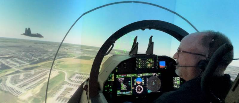 Robert Erickson lleva a cabo el primer vuelo de prueba de la capacidad «Live-Virtual-Constructive» (en vivo, virtual y constructiva) del AETC entre el sistema de entrenamiento en tierra del T-7A y el T-7A Red Hawk. El simulador de alta fidelidad ofrece un entorno de entrenamiento realista e inmersivo para los pilotos, reproduciendo diversos escenarios de combate y de vuelo. (Foto cortesía de Robert Erickson)