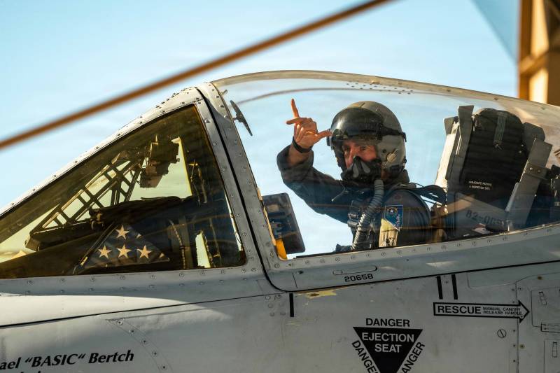 El mayor de la Fuerza Aérea Kyle S. Adkinson, oficial de armamento y tácticas asignado al 232.º Escuadrón de Entrenamiento de Combate de la Guardia Nacional Aérea de Nevada, conduce un avión A-10 Thunderbolt II en la Base Aérea de Nellis, Nevada, el 22 de septiembre de 2026. El vuelo marcó la salida definitiva del último A-10 Thunderbolt II de Nellis. También rindió homenaje a casi medio siglo de servicio de apoyo aéreo cercano y a los técnicos de mantenimiento, pilotos y personal de apoyo que mantuvieron a la flota lista para la misión. Crédito: Aviadora de la Fuerza Aérea Annika Schermerhorn ©USAF