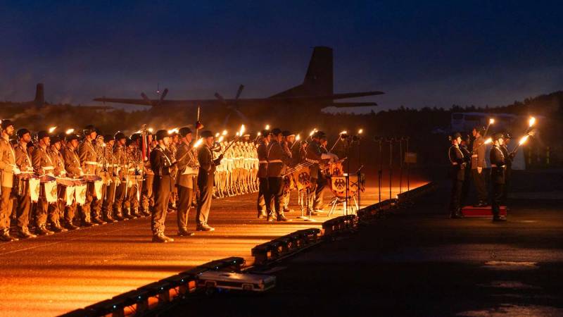 La formación del Gran Toque de Retirada suele consistir en una banda musical con una sección de música, dos columnas de honor con un número determinado de soldados y soldadas, así como portadores de antorchas ©Bundeswehr/Christian Timmig