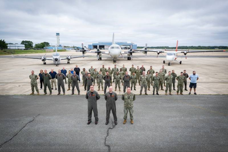 El Escuadrón de Desarrollo Científico ONE (VXS-1) del Laboratorio de Investigación Naval de EE. UU. se reúne para una foto grupal en la Estación Aérea Naval de Patuxent River, en Patuxent River, Maryland, el 21 de septiembre de 2026. El VXS-1 lleva a cabo experimentos científicos aéreos y desarrollo de tecnología avanzada en operaciones a nivel mundial, en apoyo de la Armada de los Estados Unidos y de las prioridades nacionales en materia de ciencia y tecnología, así como de los objetivos de combate. (Foto de la Armada de los Estados Unidos por Sarah Peterson)