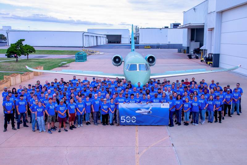 Los empleados de Textron Aviation celebran la fabricación del Cessna Citation Latitude número 500. ©Textron Inc.