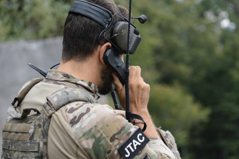 El Controlador Conjunto de Ataque Terminal (JTAC | Joint Terminal Attack Controller) dirige el apoyo aéreo durante un ejercicio de entrenamiento. El Comando Aéreo Aliado (AIRCOM) y el Comando Terrestre Aliado (LANDCOM) de la OTAN reforzaron la integración aire-tierra durante un simposio celebrado en la Base Aérea de Ramstein, Alemania, del 15 al 17 de septiembre de 2026. El simposio se centró en la doctrina, las estructuras de mando y las posibles soluciones a los retos operativos actuales, basándose en un año de debates a través del Grupo de Trabajo sobre Integración Aire-Tierra de la OTAN. Foto cortesía de la Fuerza Aérea de los Estados Unidos.
