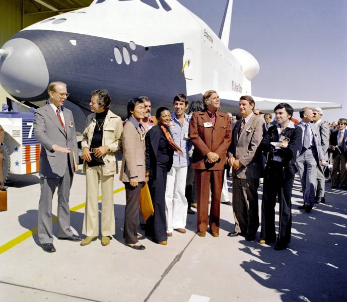 La ceremonia de presentación del primer transbordador espacial de la NASA, el OV-101, coincidió con el Día de la Constitución del bicentenario de la nación, el 17 de septiembre de 1976. Aunque en un principio se había planeado bautizar al orbitador como «Constitution», los fans de Star Trek lograron convencer al presidente Gerald Ford de que lo llamara «Enterprise», en honor a la nave espacial ficticia de la serie. ©NASA