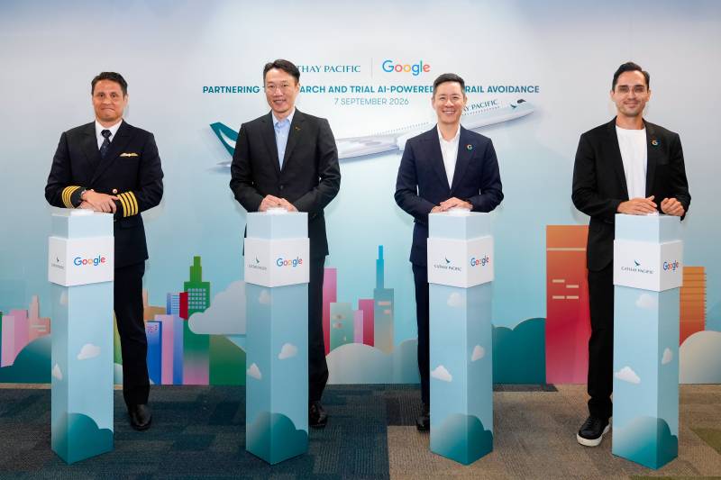 Cathay Pacific y Google colaboran para impulsar la investigación sobre las estelas de condensación y contribuir a mitigar el impacto climático de la industria de la aviación. (De izquierda a derecha: el capitán Tony Pringle, gerente de Operaciones de Línea de Cathay Pacific; Lawrence Fong, director de Digital e Informática de Cathay; Michael Yue, director de Gestión y gerente general de Google Hong Kong; y Kemal Armada, gerente de Producto, Clima e IA, de Google) ©Cathay Pacific