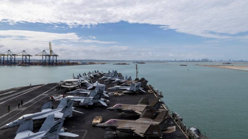 El portaaviones de la clase Nimitz USS Abraham Lincoln (CVN 72) llega a Laem Chabang, Tailandia, el 2 de septiembre de 2026. El Abraham Lincoln está llevando a cabo operaciones de rutina en el área de operaciones de la 7.ª Flota de los EE. UU. Las unidades asignadas a la 7.ª Flota realizan patrullas continuas para disuadir la agresión, fortalecer las alianzas y las relaciones de colaboración, y promover la paz a través de la fuerza. (Foto de la Marina de los EE. UU. tomada por el marinero especialista en comunicación de masas Gage Thomas)